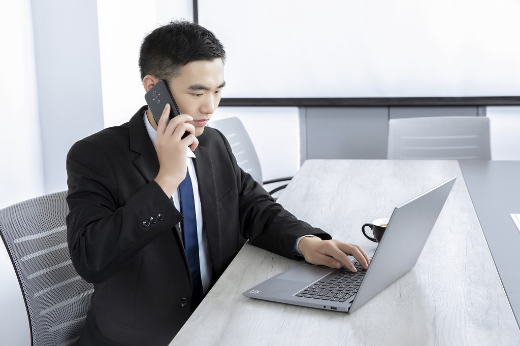 商务男士在工作打电话办公图片
