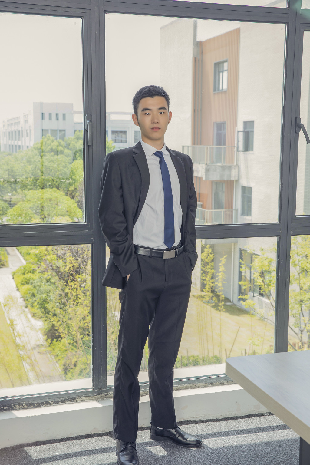 商务男士在办公室形象照