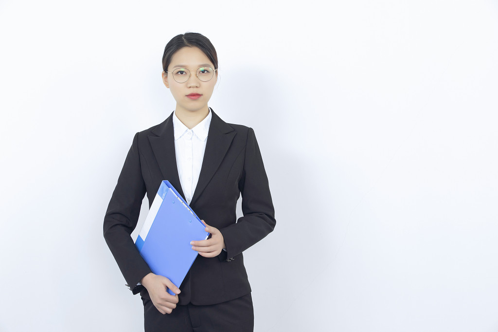 商务女性白色背景抱文件形象照图片