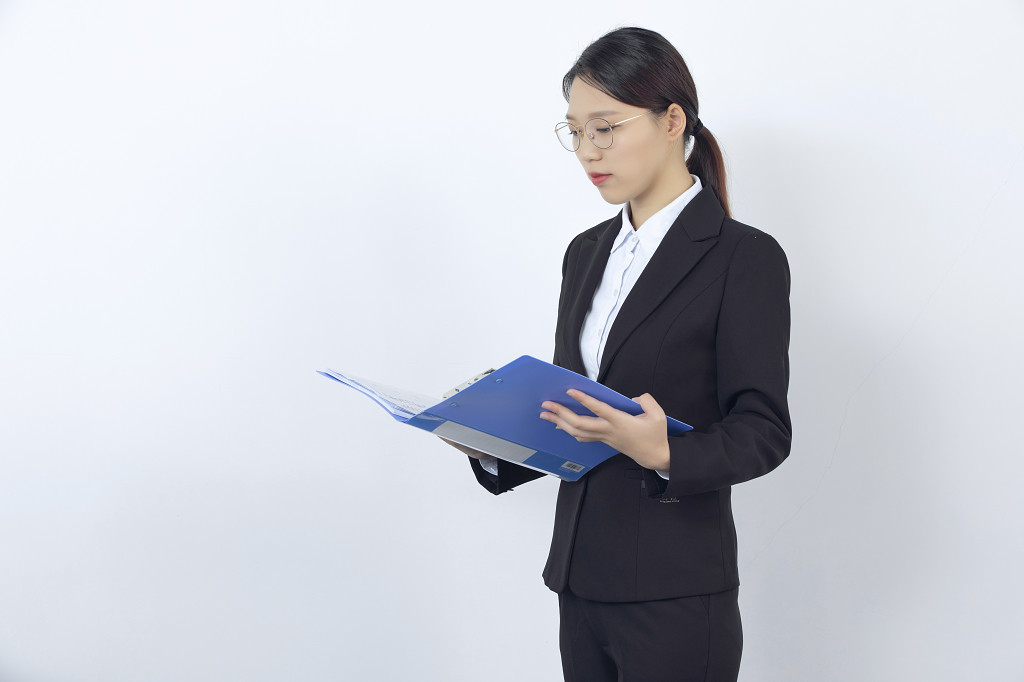 商务女性白色背景看文件办公图片