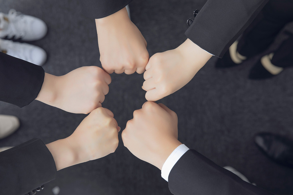 商务团队碰拳头打气加油图片