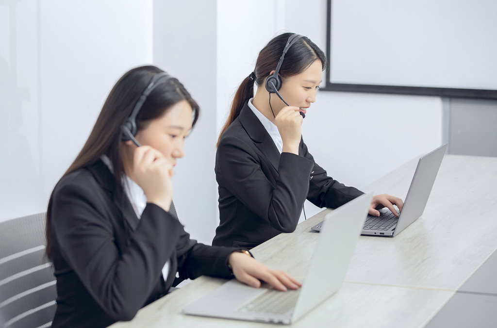 公司年轻的客服接待人员认真工作图片商务