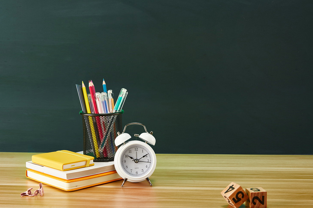 开学季教室场景黑板课桌笔筒铅笔闹钟笔记本教育文具