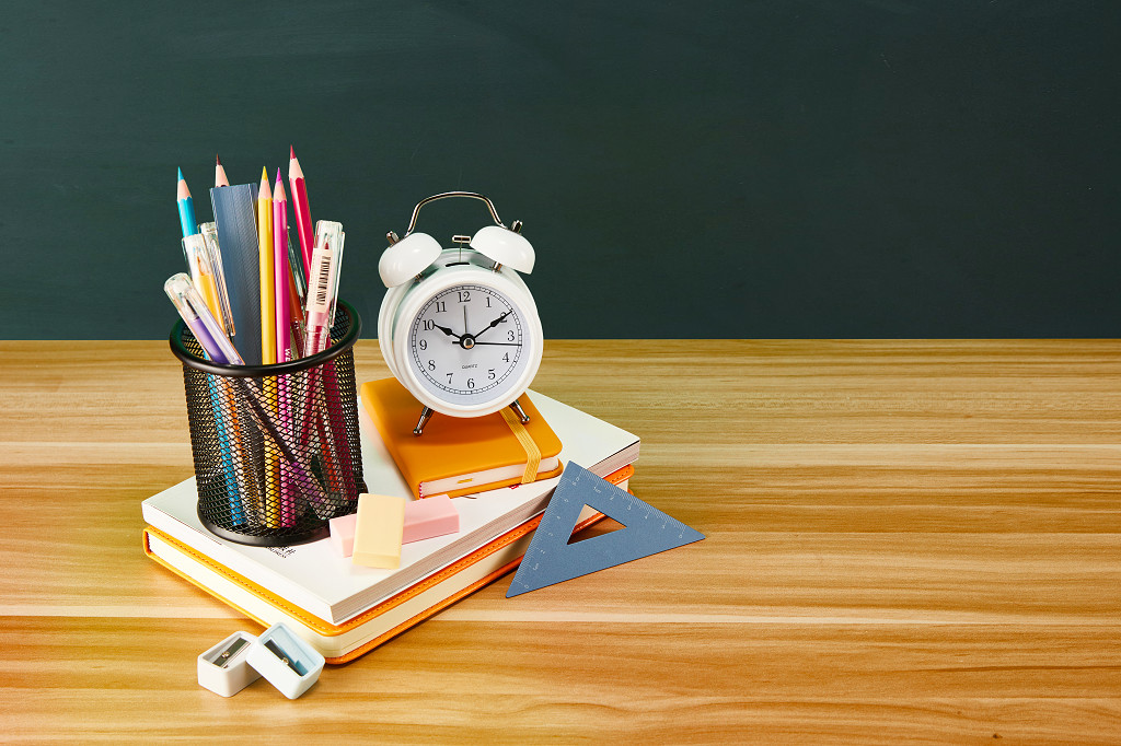 开学季教室场景黑板课桌闹钟笔筒彩色铅笔常用文具