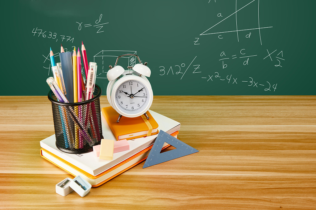 开学季教室黑板课桌场景中小学教育常用文具