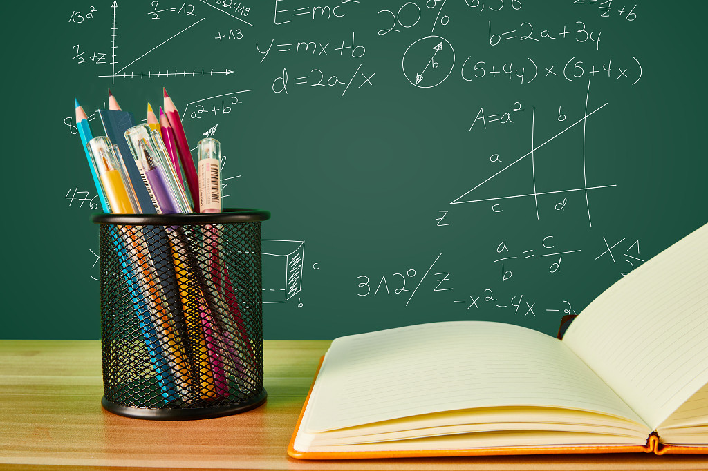 开学季教室黑板课桌场景笔筒笔记本彩色铅笔文具教育