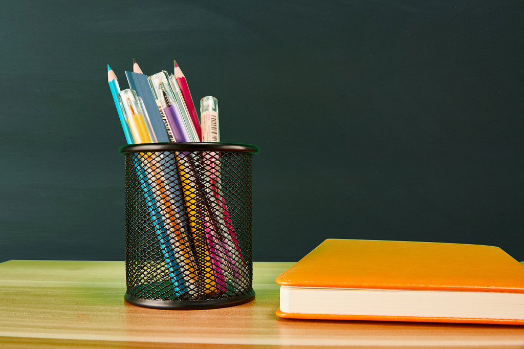 开学季教室黑板课桌场景笔筒笔记本彩色铅笔常用文具