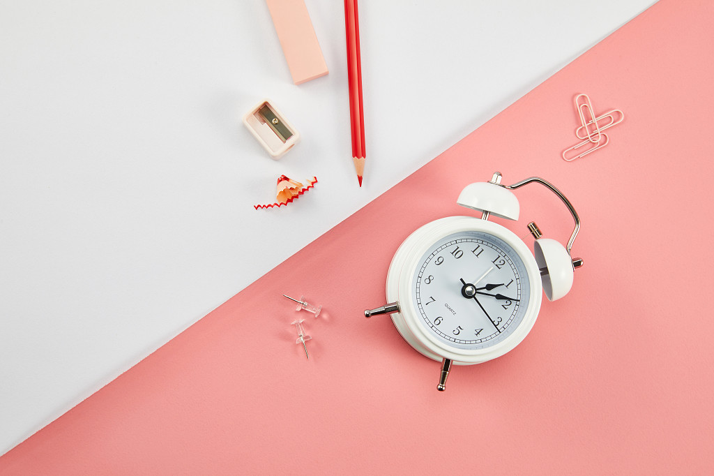 开学季文具顶视图简约纯色平铺桌面场景