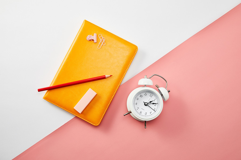 开学季文具闹钟笔记本顶视图简约纯色平铺桌面背景