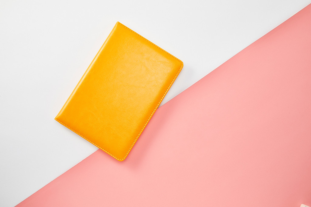 开学季笔记本文具顶视图简约纯色平铺桌面背景