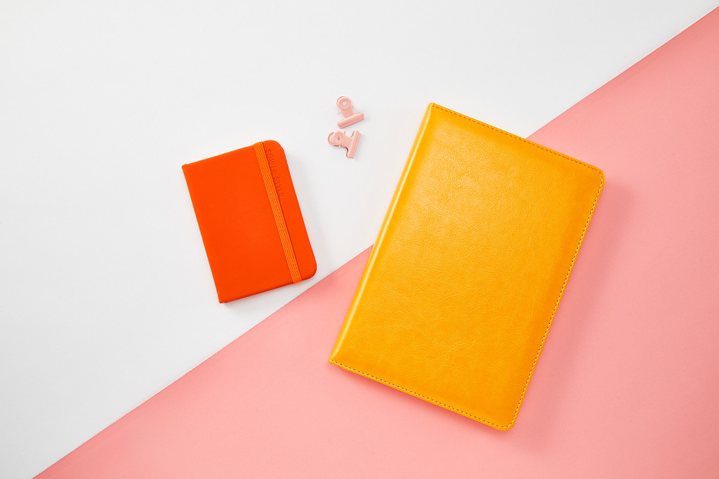 开学季文具笔记本夹子顶视图简约纯色平铺桌面背景