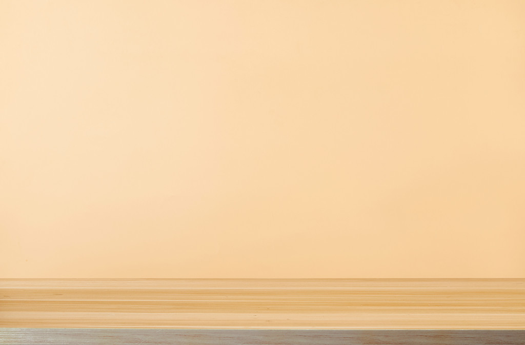 纯色背景前的木制课桌学习场景配图台面