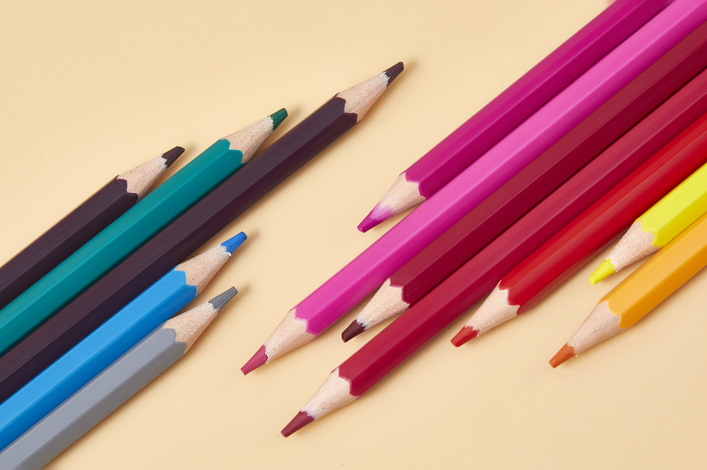 开学季彩色铅笔在纯色背景纸上的场景配图创意图对角线构图