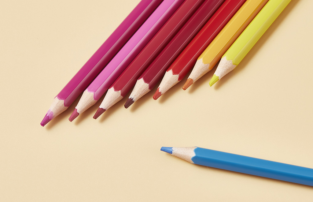 开学季并排的彩色铅笔在纯色背景纸上的场景配图创意图
