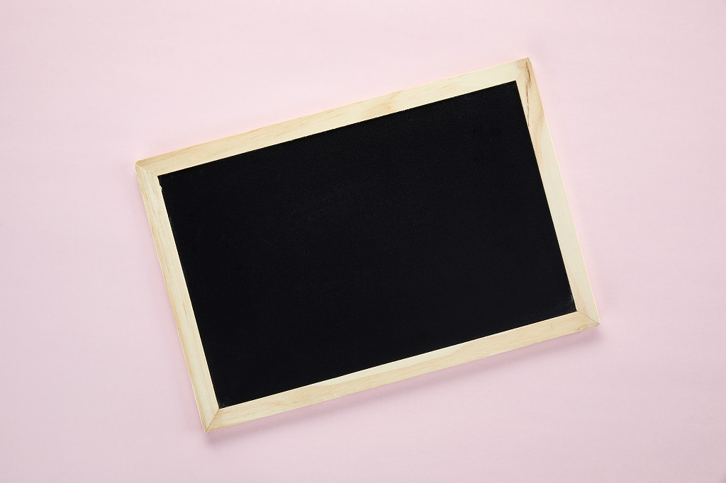 教师节纯色粉色背景纸上的小黑板场景素材配图俯视图