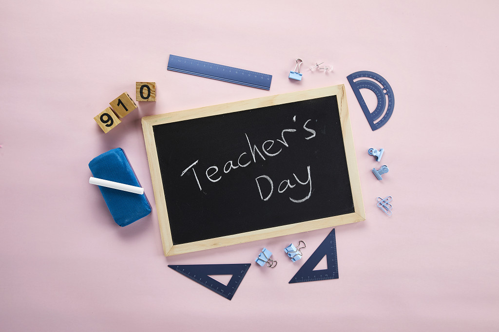 教师节小黑板被教学用具黑板擦尺子环绕的场景素材配图俯视图