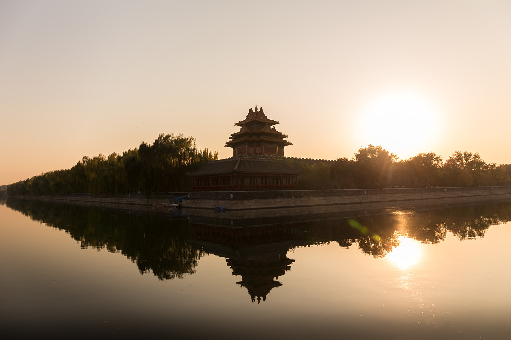 落日夕阳故宫城墙外清澈湖面倒影唯美秋景背景图片
