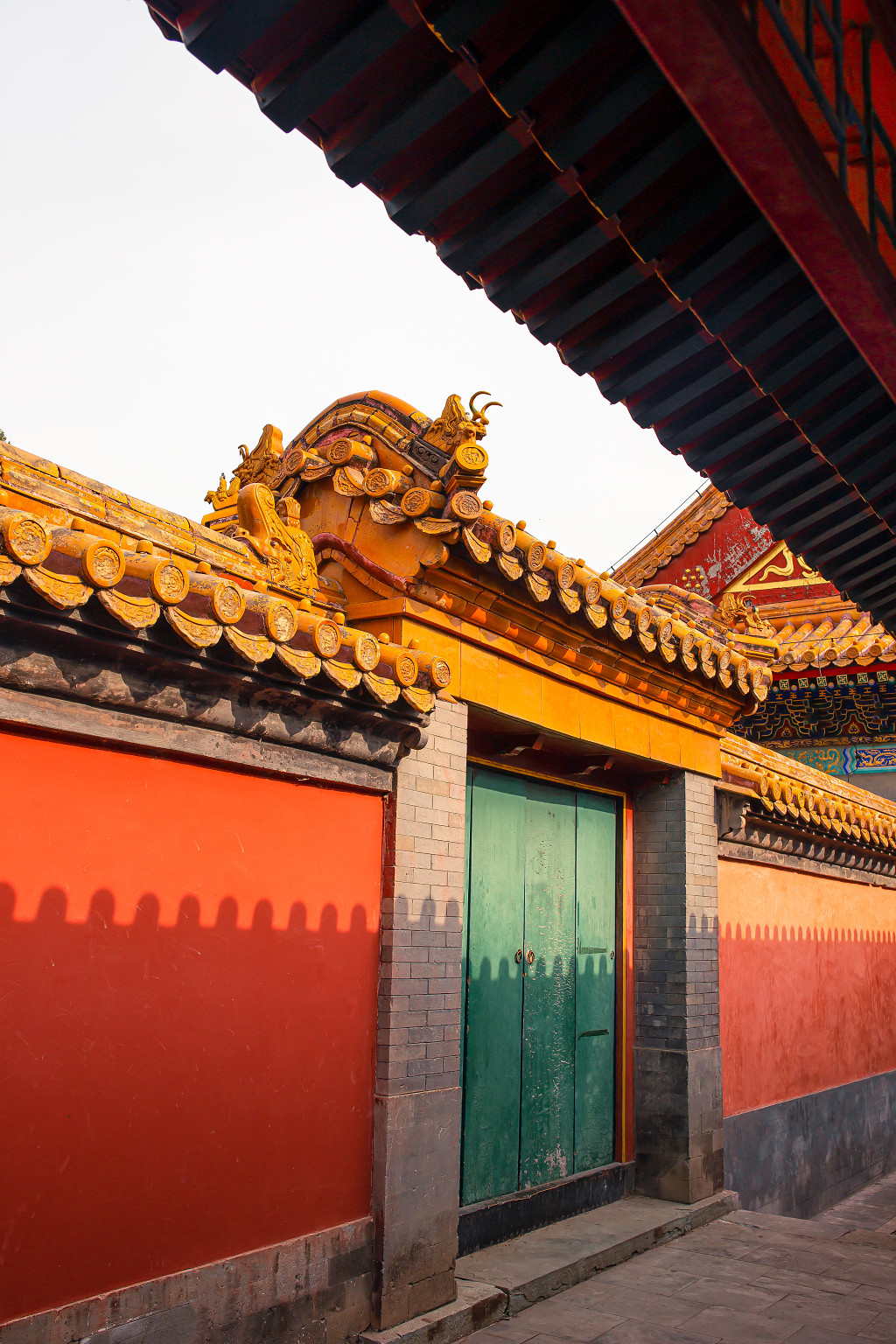 红色故宫屋檐中国传统建筑红墙绿瓦背景图片