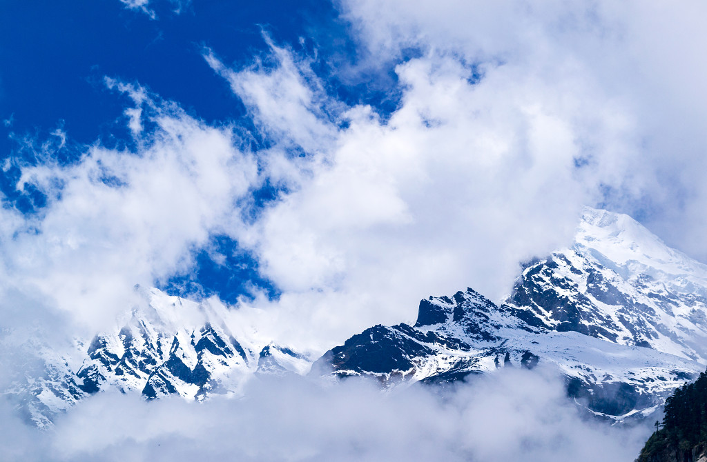 背景以雪山为主题拍摄的风景JPG素材