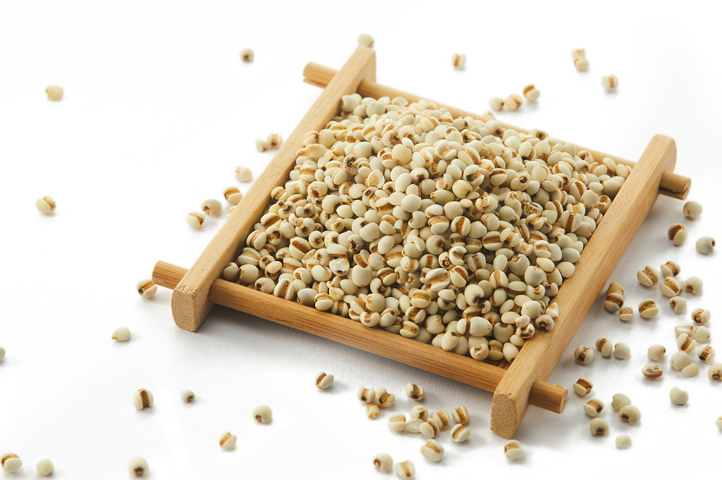 粮食白底木盒实拍特写薏米米粒配图谷物谷物