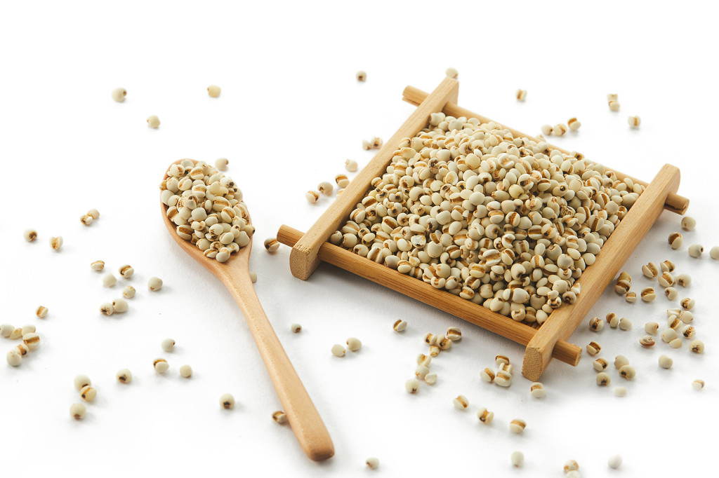 粮食白底木盒木勺实拍特写五谷杂粮薏米米粒配图谷物谷物