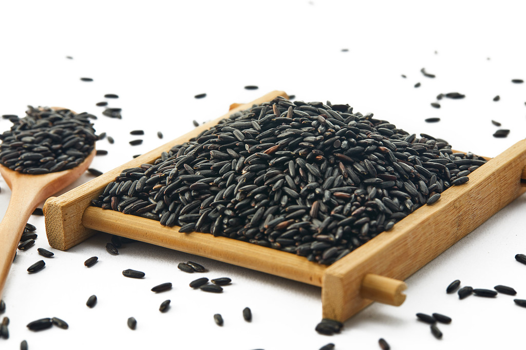 粮食白底实拍特写木盒黑米米粒配图谷物谷物