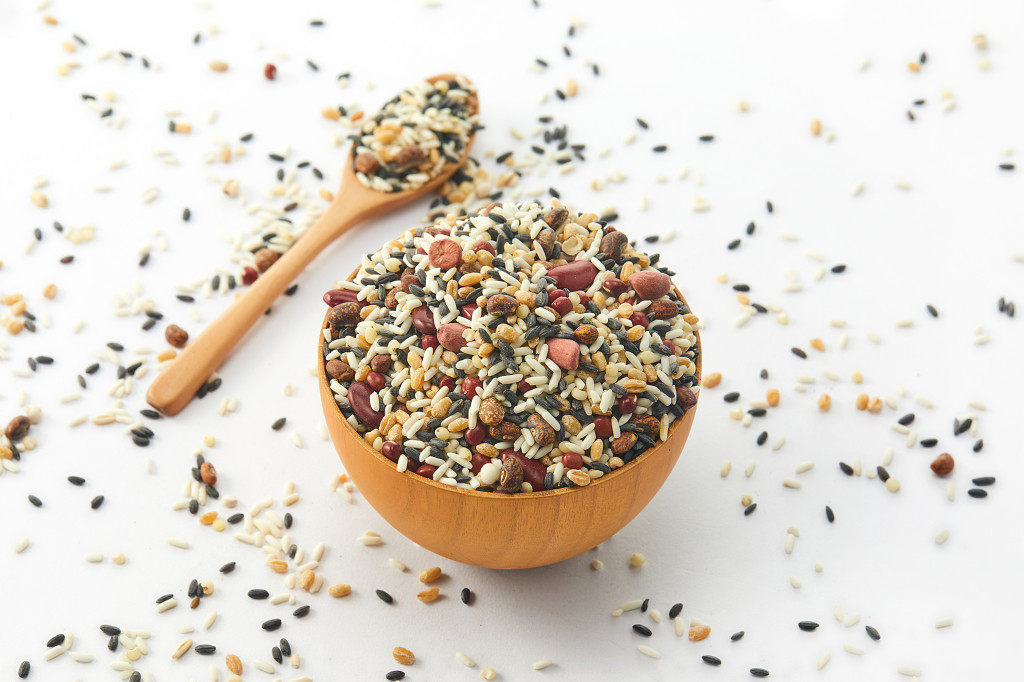 粮食白底木勺木碗五谷杂粮八宝粥配图谷物丰收节