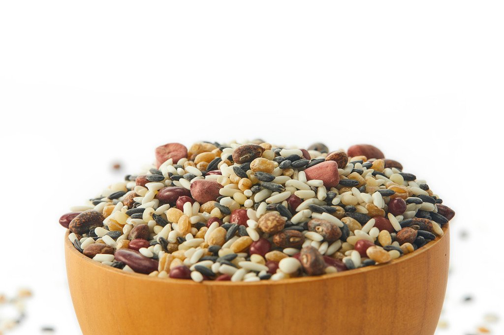 粮食白底木碗八宝粥五谷杂粮配图谷物