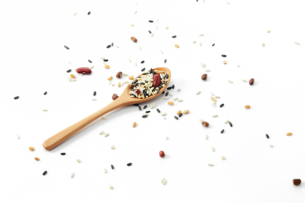 粮食白底木勺八宝粥五谷杂粮配图谷物