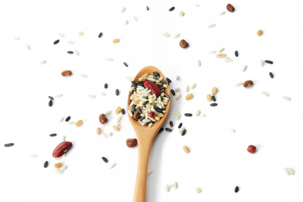 粮食白底木勺五谷杂粮八宝粥配图谷物