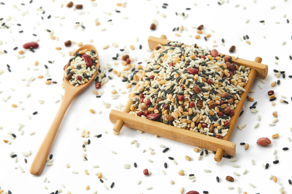 粮食白底木盒木勺八宝粥五谷杂粮配图谷物节