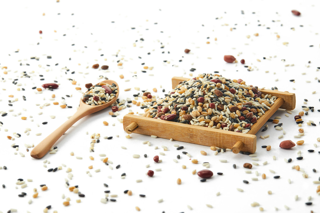 粮食白底木盒木勺五谷杂粮八宝粥配图谷物节