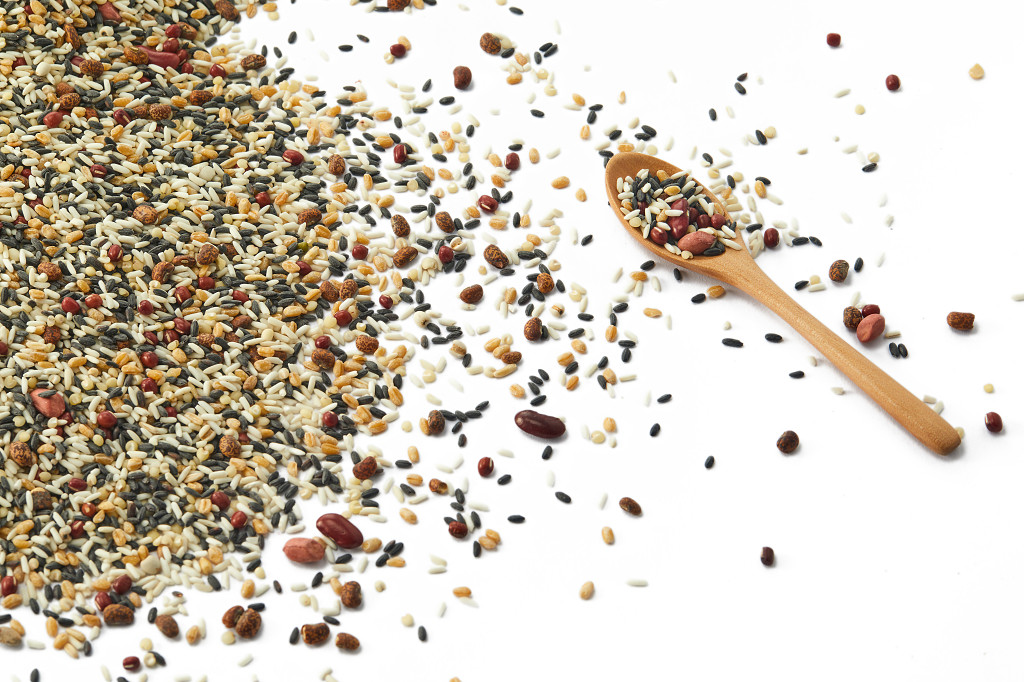 粮食白底实拍木勺五谷杂粮八宝粥配图谷物节