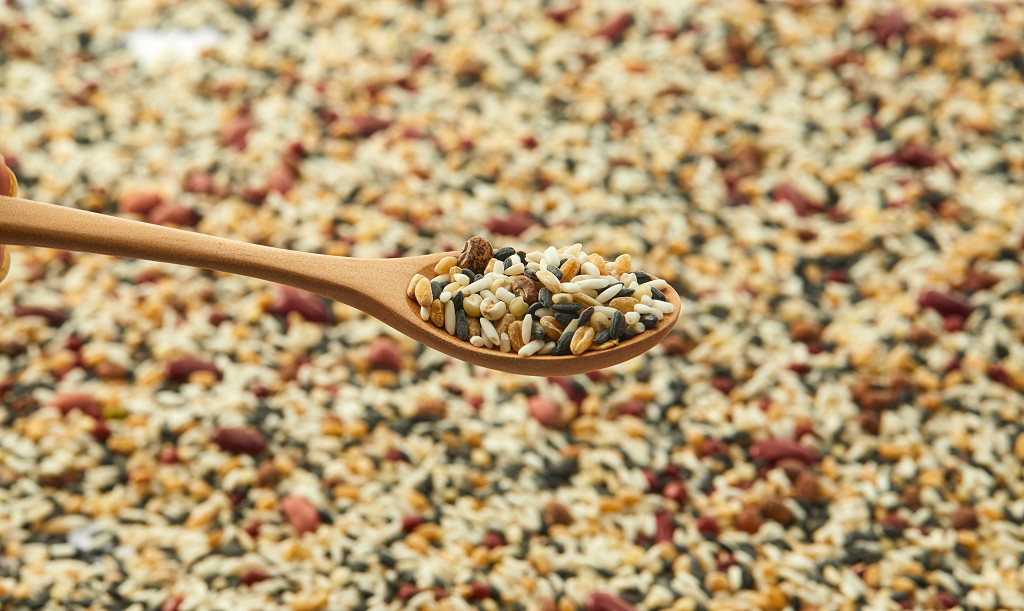 粮食实拍木勺五谷杂粮八宝粥配图谷物丰收节