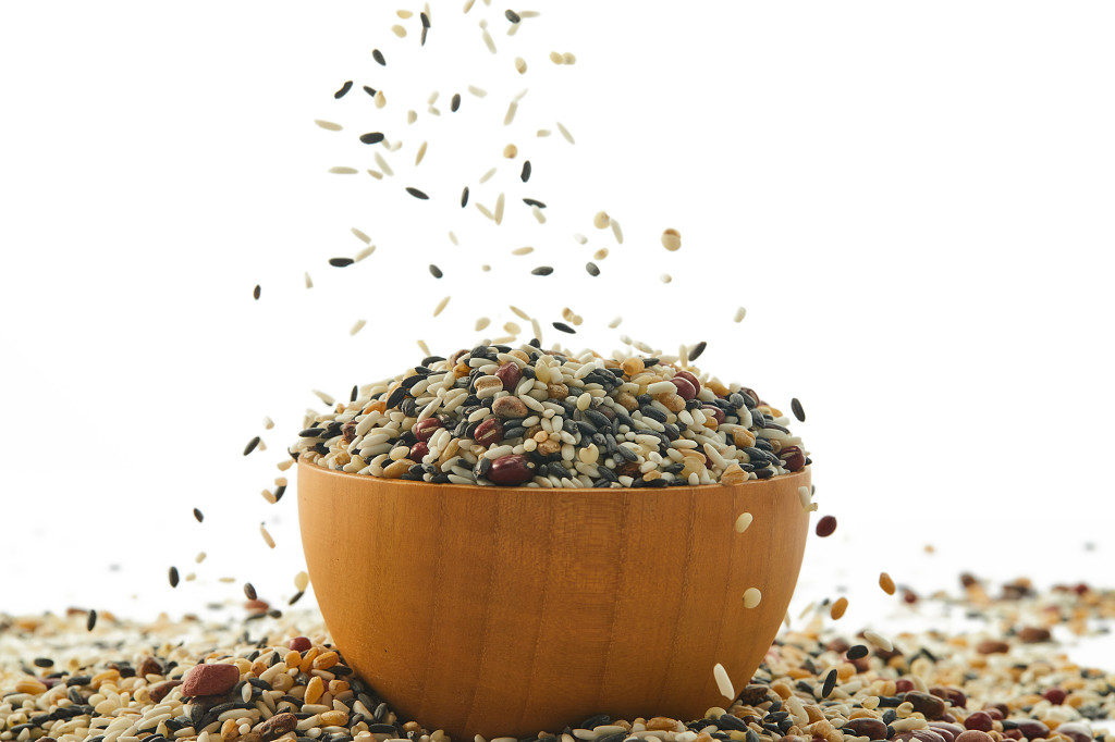 粮食白底木碗五谷杂粮八宝粥配图谷物节