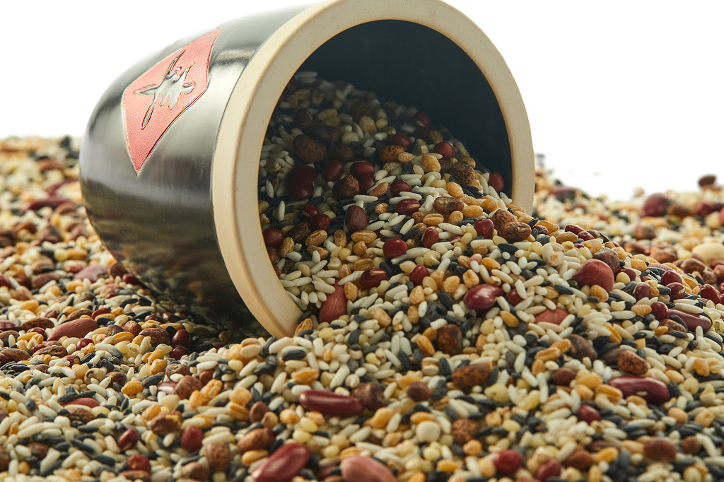 粮食白底实拍坛子五谷杂粮八宝粥配图谷物丰收节