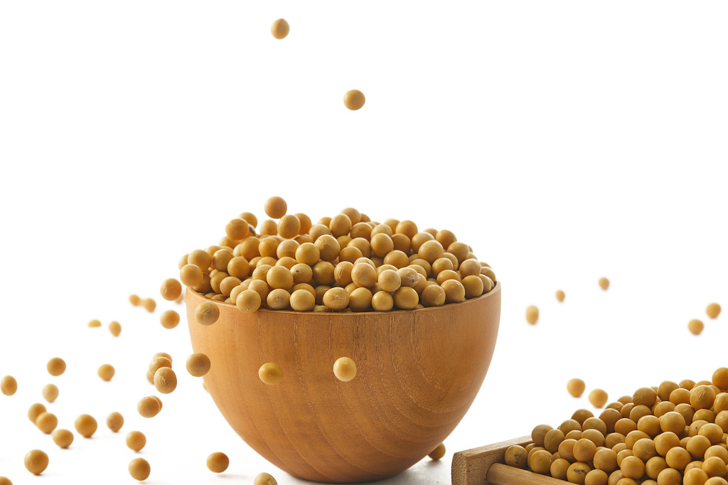 粮食白底木碗木盒黄豆豆子配图谷物
