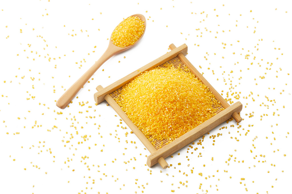 粮食白底实拍木勺木盒玉米糁配图谷物