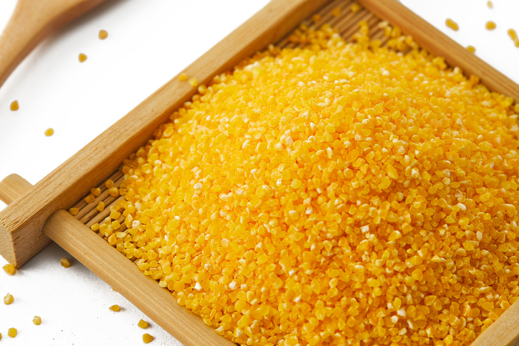 粮食白底实拍木盒玉米糁五谷杂粮配图谷物节