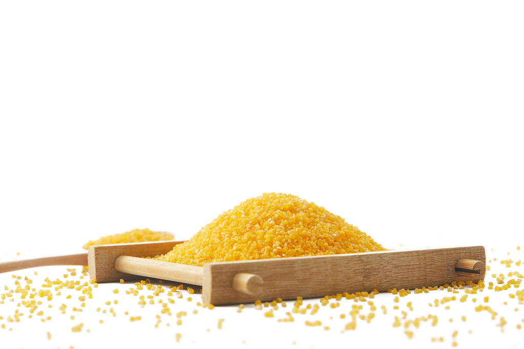 粮食白底实拍木勺木盒玉米糁配图谷物节