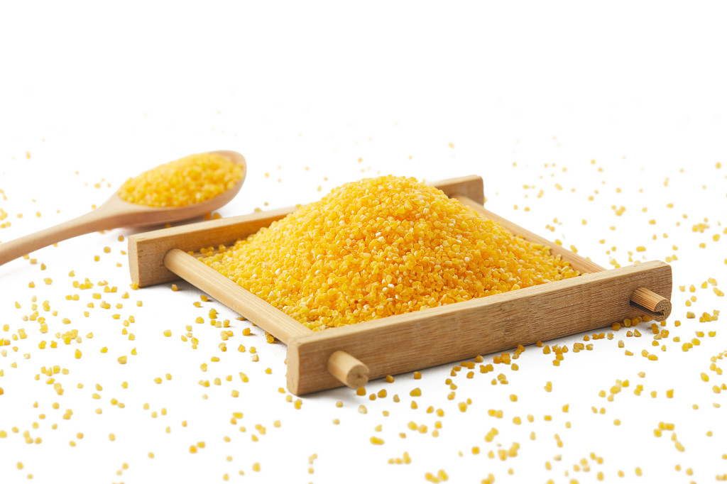 粮食白底实拍木勺木盒玉米糁秋天配图谷物