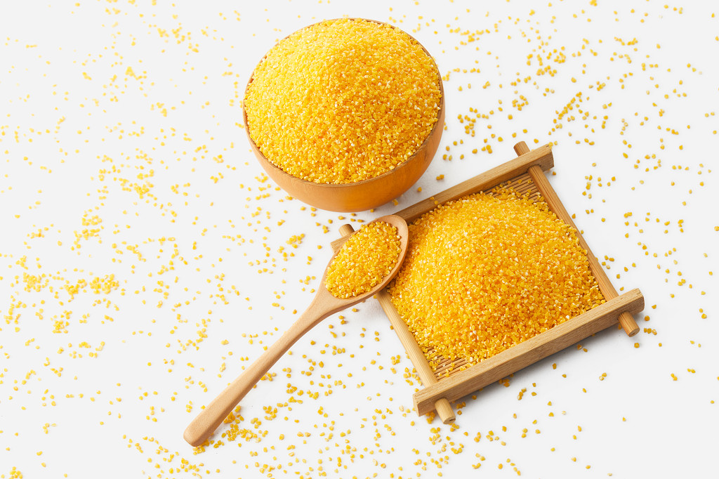 粮食白底实拍木碗木勺木盒玉米糁配图谷物