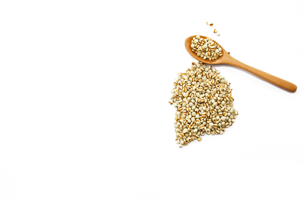 粮食白底实拍木勺薏米米粒配图谷物