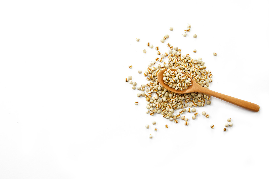 粮食白底实拍木勺薏米米粒一勺薏米配图谷物