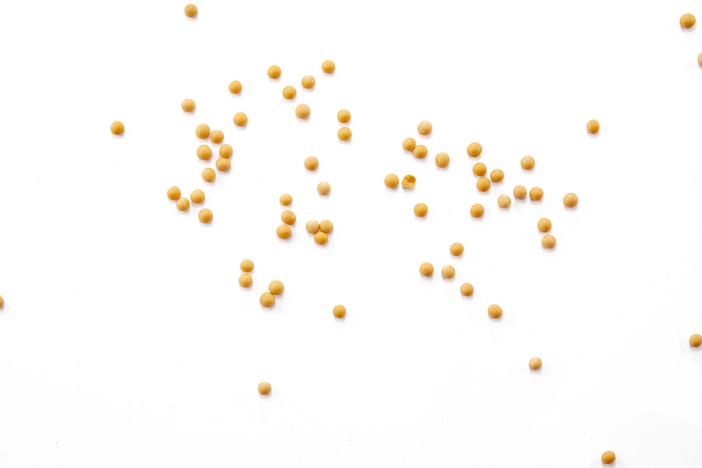 粮食白底实拍特写黄豆豆子配图谷物