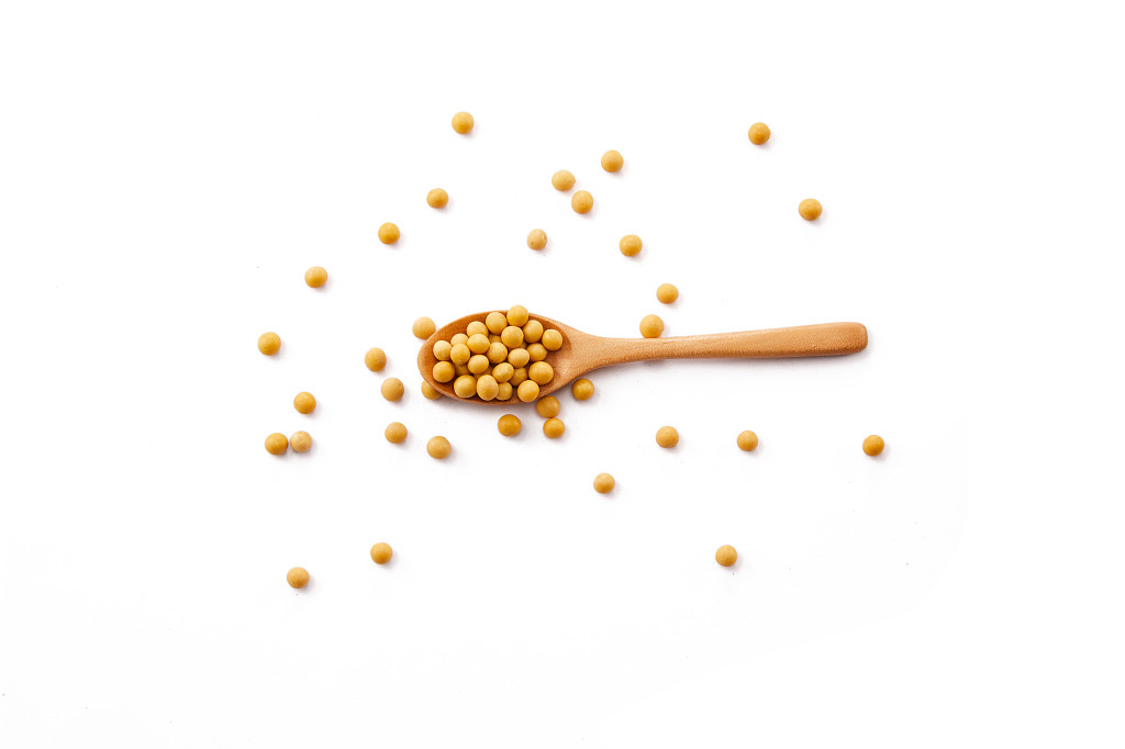 粮食白底木勺黄豆豆子配图谷物