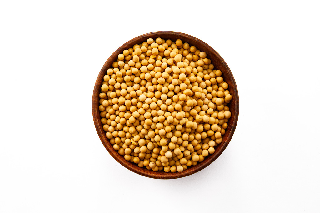 粮食白底木碗黄豆豆子配图谷物