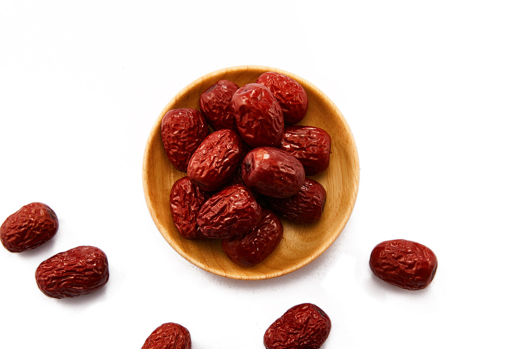 粮食白底木碗红枣大枣配图谷物
