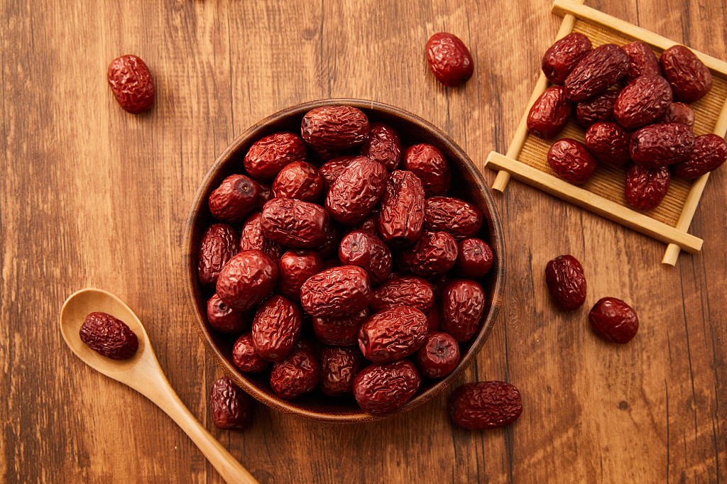 粮食俯视木纹红枣大枣木盒木勺配图谷物