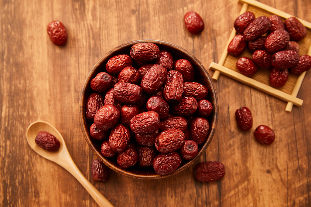 粮食俯视木纹红枣大枣木盒木勺配图谷物节